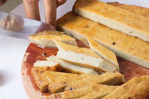 Các miếng chả cá tươi được cắt nhỏ sẵn sàng chiên
