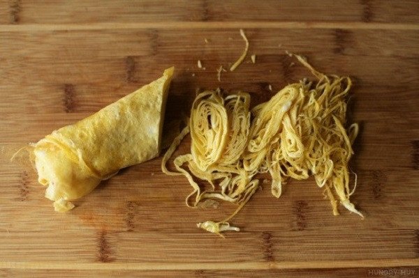 Các nguyên liệu chính cho món bún thang truyền thống được thái sợi tinh tế