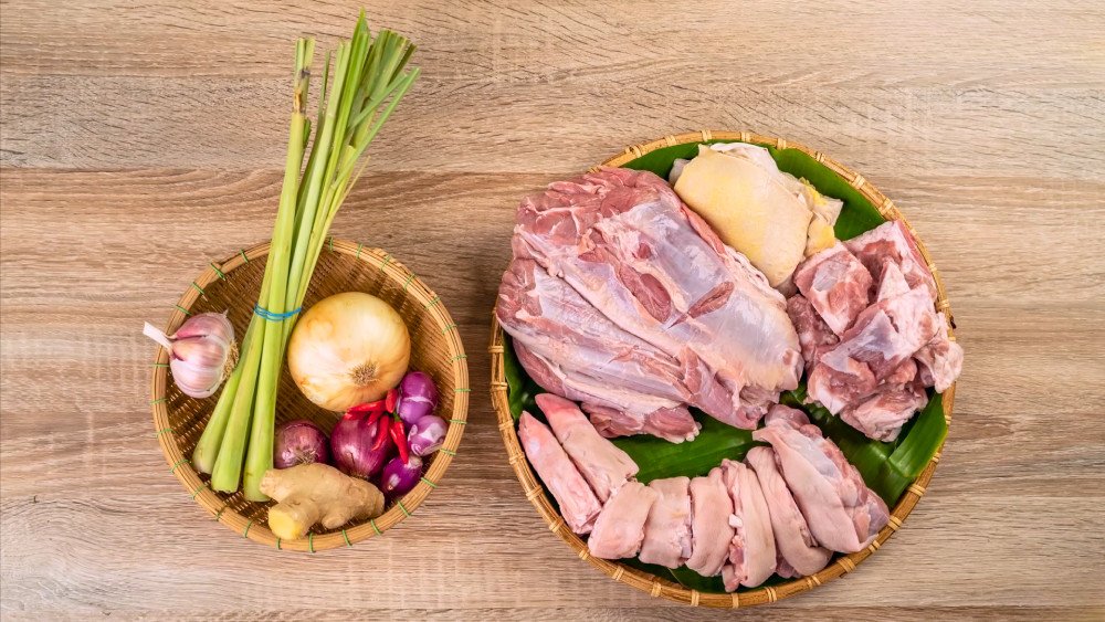 các nguyên liệu cơ bản cho món bún bò huế như sả, gừng, hành tím