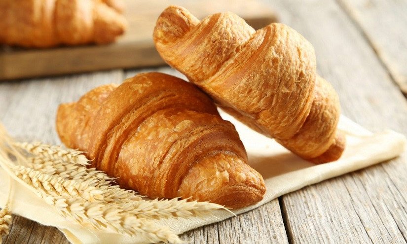 Bí Quyết Làm Bánh Croissant Bằng Nồi Chiên Không Dầu Thơm Ngon Các nguyên liệu cơ bản như bột, trứng, bơ để làm bánh Croissant chuẩn vị