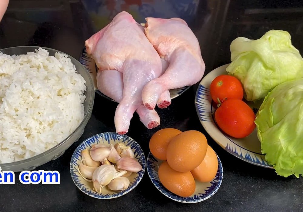 Các nguyên liệu cơ bản như gà tươi, gạo nếp, hành tỏi và gia vị chuẩn bị làm món gà bó xôi chiên giòn