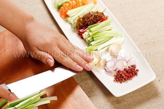 Các nguyên liệu đã sơ chế sẵn sàng cho món miến xào cua