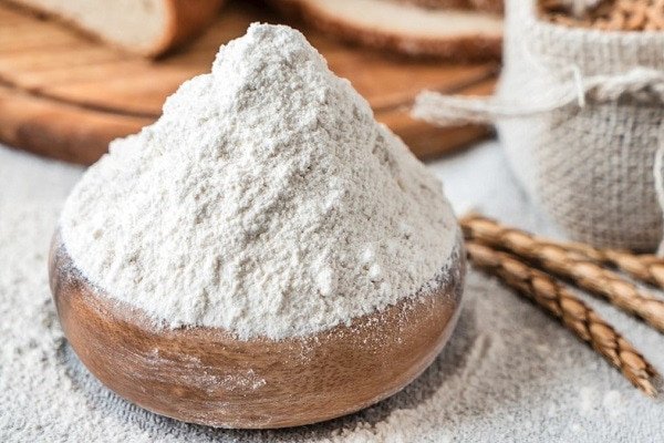 Các nguyên liệu làm bánh bông lan chay trên bàn bếp