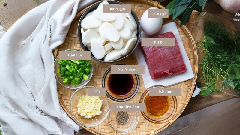 Các nguyên liệu tươi ngon chuẩn bị cho món canh bánh gạo Tteokguk