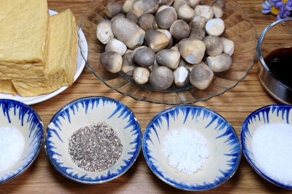 Các nguyên liệu tươi ngon chuẩn bị cho món đậu hũ kho nấm rơm đậm đà