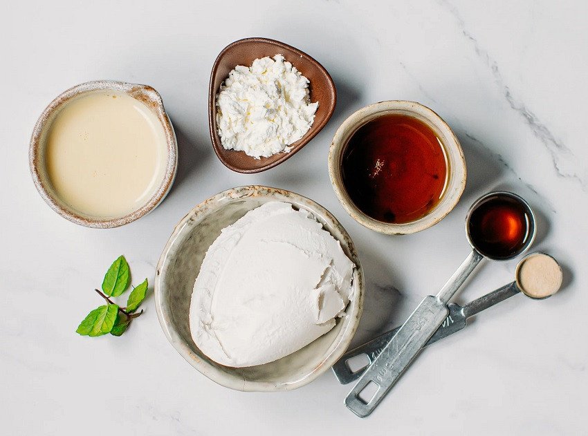 Các nguyên liệu tươi ngon chuẩn bị làm bánh flan như trứng gà, sữa đặc, sữa tươi và vani.