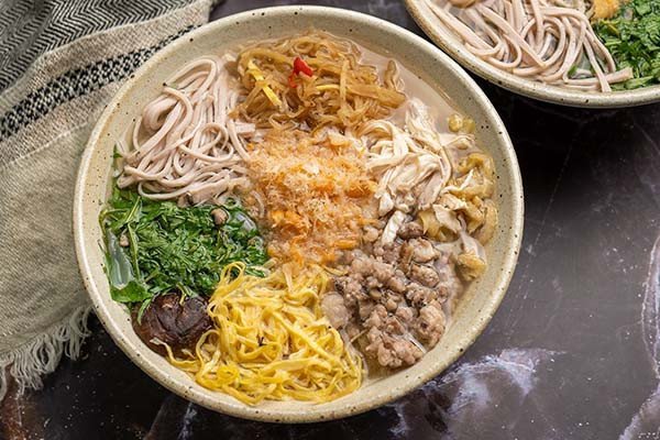 Các thành phần đầy màu sắc của bún thang