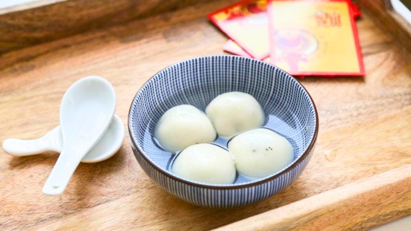 Các viên bánh trôi tàu đang được luộc trong nồi nước sôi