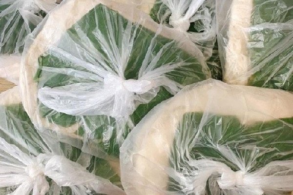 Cách bảo quản bánh tráng phơi sương bằng lá chuối tươi