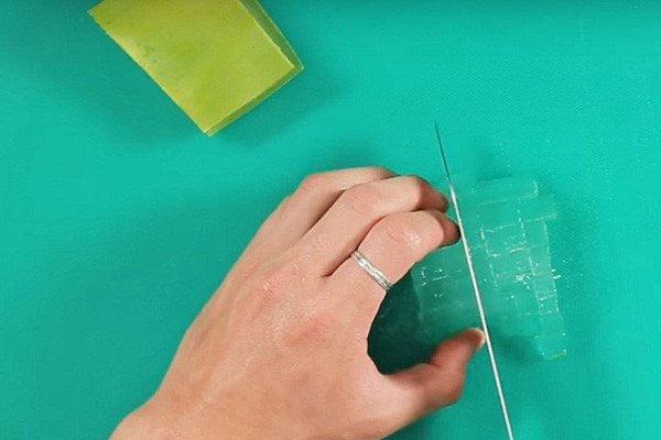 Cách cắt nha đam thành miếng nhỏ cho món sữa chua