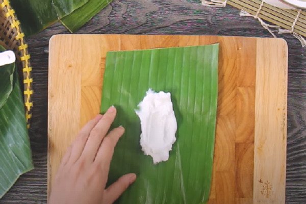 Cách dàn mỏng bột trên lá chuối để gói bánh nậm chay