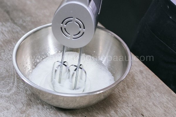 Cách đánh lòng trắng trứng làm bánh phô mai ông già Hàn Quốc đạt độ bông cứng hoàn hảo