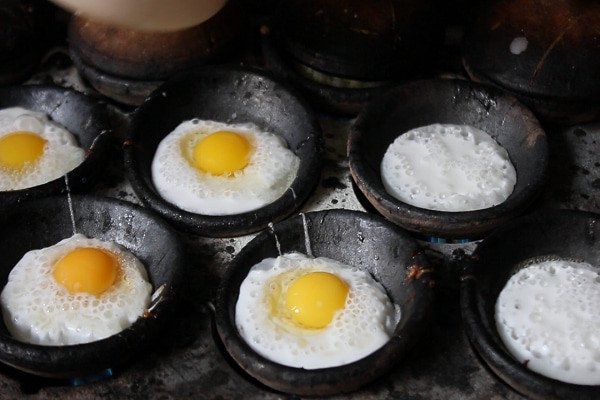 Cách đổ bột bánh căn trứng cút vào khuôn làm bánh