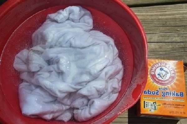 Cách dùng baking soda tẩy rửa quần áo trắng sạch thơm tho
