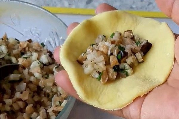 Cách gói bánh gối chay nhân rau củ với viền bánh đẹp mắt