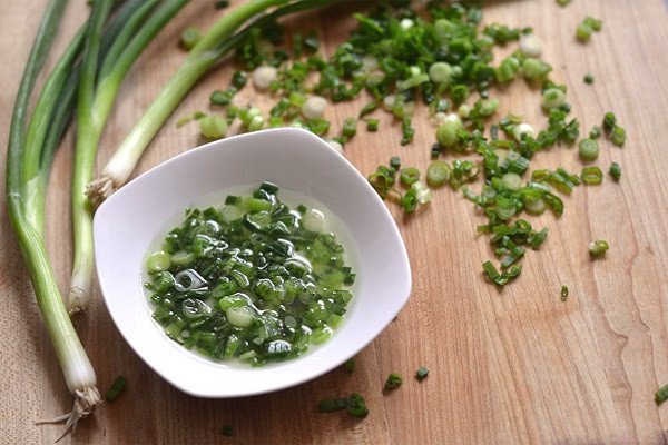 Cách làm mỡ hành lá thơm lừng để phết bánh mì nướng sa tế