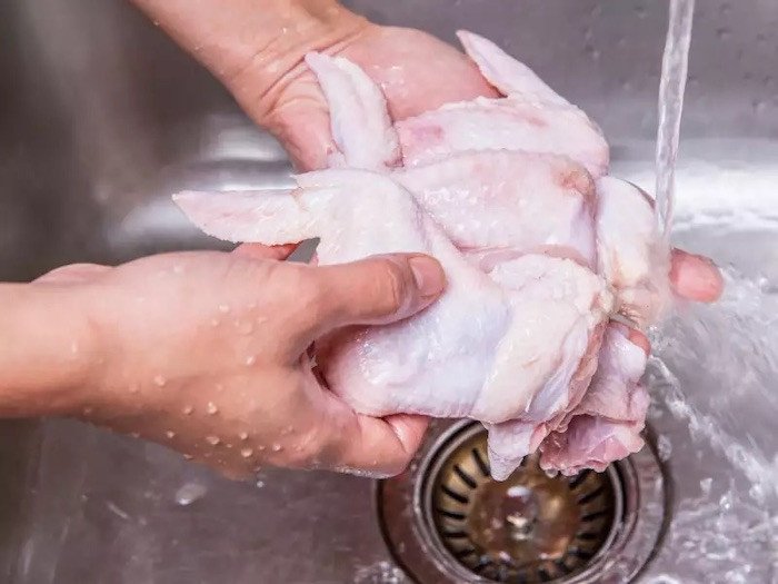 Cách làm sạch và khử mùi hôi thịt gà hiệu quả trước khi chế biến món ăn