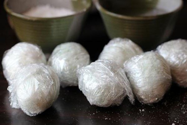 Cách làm trứng muối bằng màng bọc thực phẩm