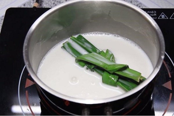 Cách nấu nước cốt dừa béo ngậy dùng kèm bánh chuối hấp.
