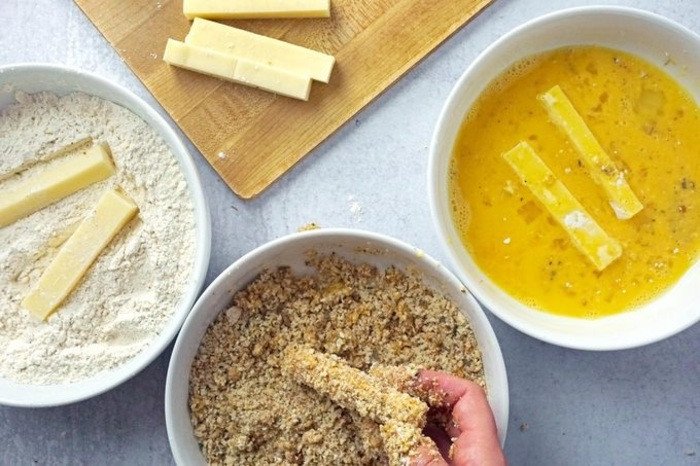 Cách nhúng phô mai mozzarella vào bột áo để làm phô mai que