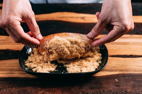 cách phết xốt và lăn chà bông lên bánh mì
