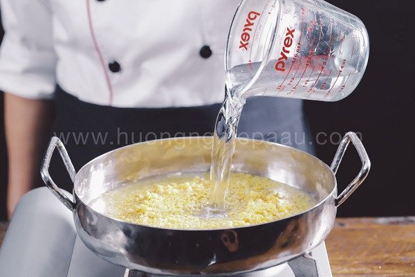 Cách sên đậu xanh làm nhân bánh cam đường mềm mịn
