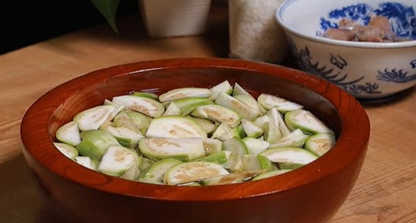 Cách sơ chế cà pháo ngâm muối