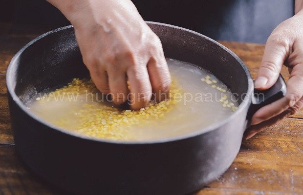 Bánh Trôi Tàu Chuẩn Vị: Công Thức Ngọt Ngào Xua Tan Lạnh Giá Cách sơ chế đậu xanh làm nhân bánh trôi tàu