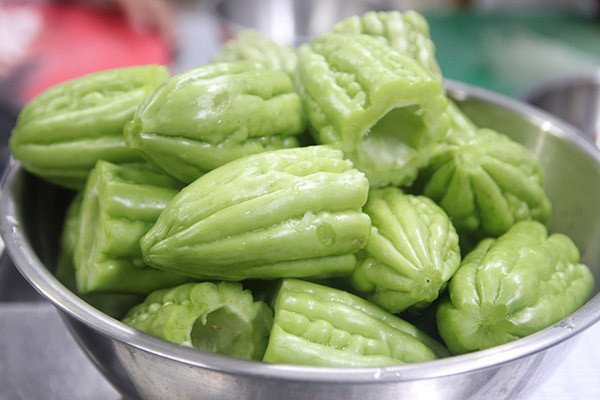Cách sơ chế khổ qua sạch ruột để nấu canh