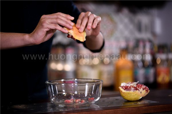 Cách tách hạt lựu nhanh gọn