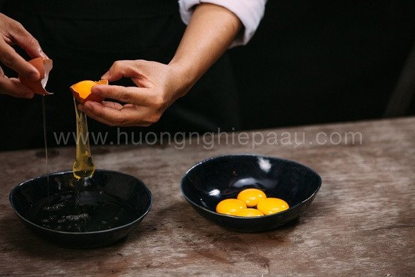 Cách tách lòng đỏ và lòng trắng trứng gà tươi để làm bánh gato bằng lò nướng