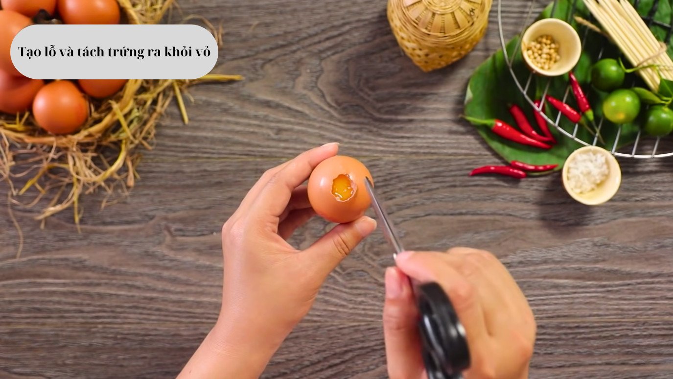 Cách tạo lỗ và tách lòng trứng gà nguyên vẹn