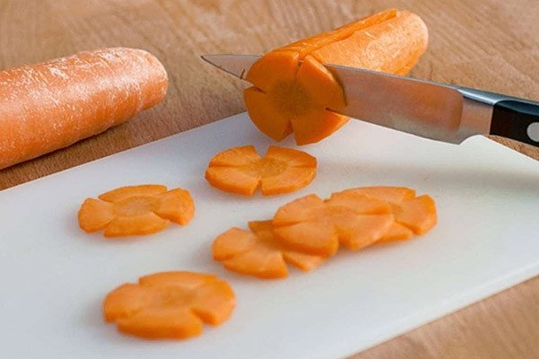 Cách tỉa hoa đơn giản từ cà rốt để trang trí món ăn