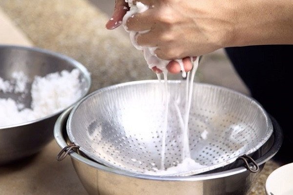 Cách vắt nước cốt dừa nguyên chất để làm nước sốt cho bánh khoai mì hấp.