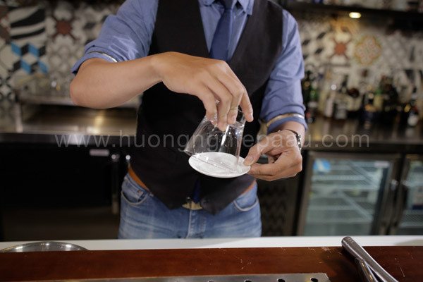 Cách viền muối tôm Tây Ninh cho ly Cocktail Strawberry Basil