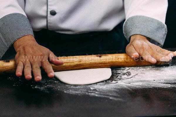 Cán bột thành miếng tròn đều để làm vỏ bánh mì Thổ Nhĩ Kỳ