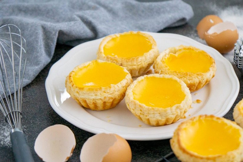 Cận cảnh chiếc bánh tart trứng chín vàng đều, nhân bánh mịn màng