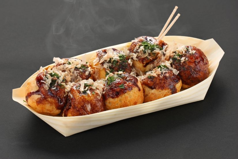 Cận cảnh món Takoyaki hấp dẫn sau khi nướng bằng nồi chiên không dầu, vỏ ngoài giòn nhẹ, phủ sốt đậm đà