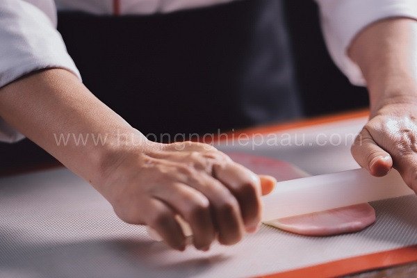 Cán mỏng vỏ bột bánh Trung thu da tuyết để bọc nhân dâu tây
