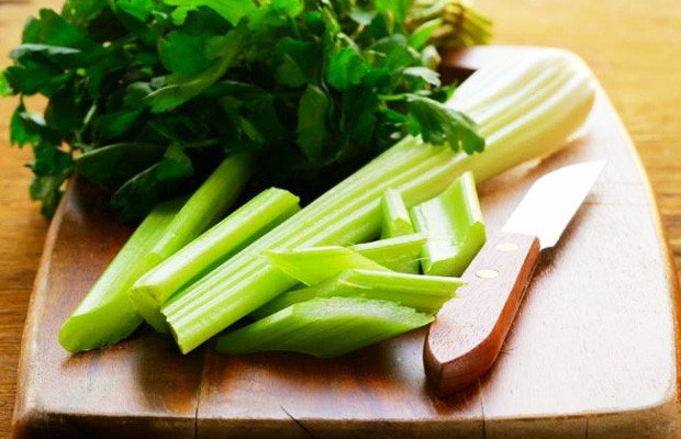 Cần tây tươi ngon, một nguyên liệu quan trọng cho sốt mì Ý Bolognese
