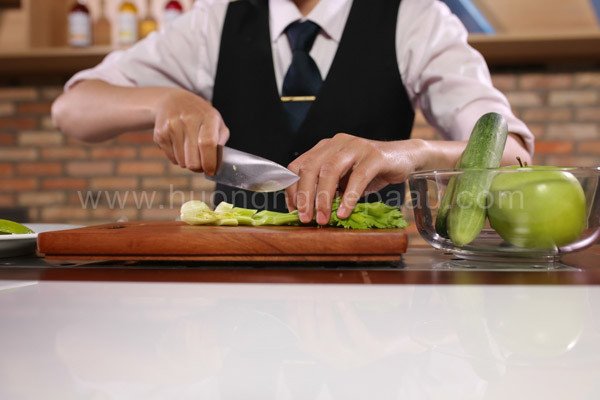 Cần tây tươi xanh đã cắt khúc chuẩn bị cho món detox táo dưa leo