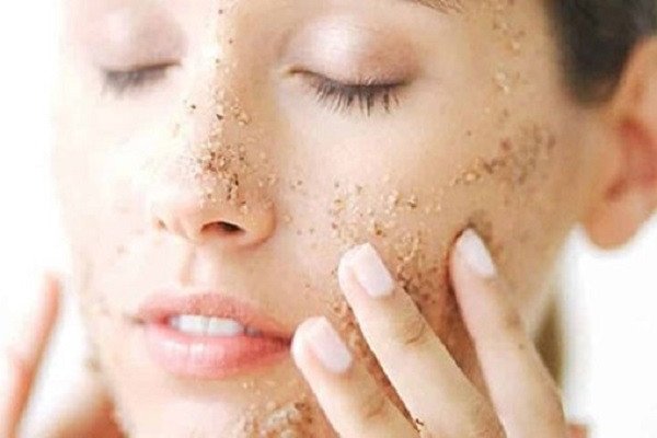 cẩn trọng khi tẩy tế bào chết cho làn da sau nặn mụn