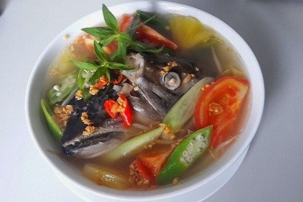 Canh chua đầu cá hồi nóng hổi, thanh mát, đầy đủ dinh dưỡng