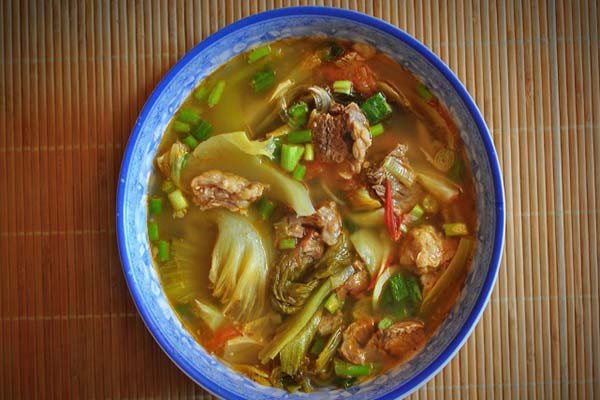 Canh dưa cải gân bò nóng hổi hoàn thành, kích thích vị giác