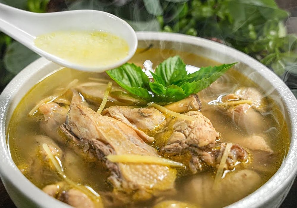Canh gà kiểu Trung Quốc bổ dưỡng, nước dùng đậm đà với các loại thảo mộc