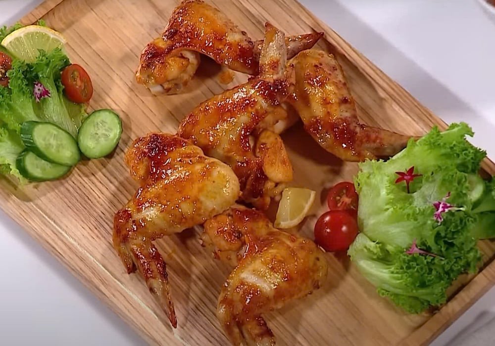 Cánh gà nướng kiểu Hàn Quốc phủ sốt Gochujang cay ngọt