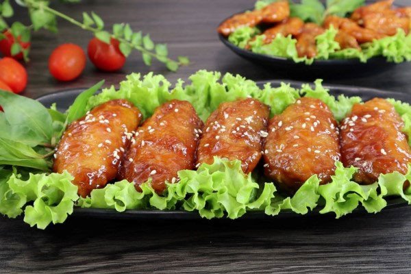 Cánh gà thấm đẫm nước sốt me chua ngọt đậm đà, hấp dẫn