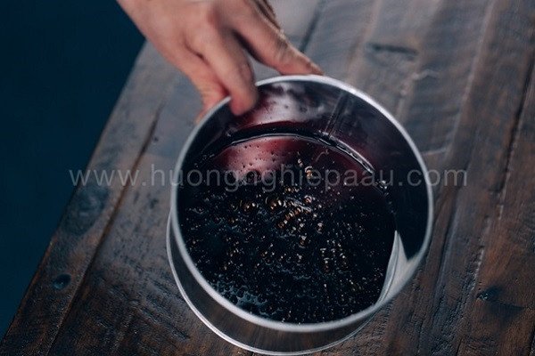Caramel sánh mịn chuẩn bị cho món bánh flan bằng lò vi sóng