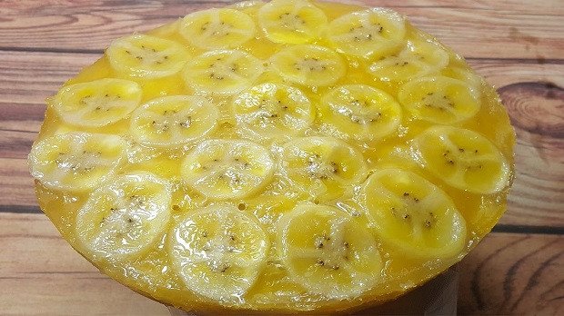 Cắt bánh chuối hấp đã chín thành từng miếng nhỏ vừa ăn để thưởng thức ngay sau khi hấp bằng nồi cơm điện.
