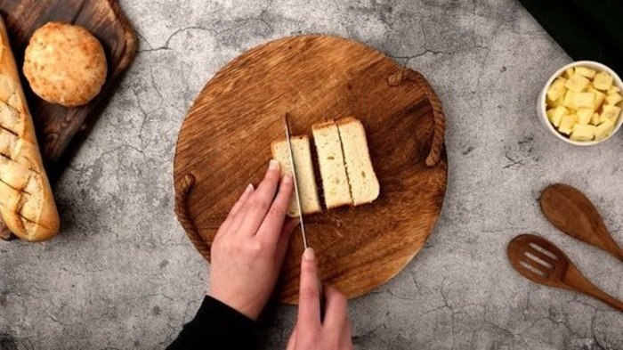 Cắt bánh mì sandwich theo chiều dọc